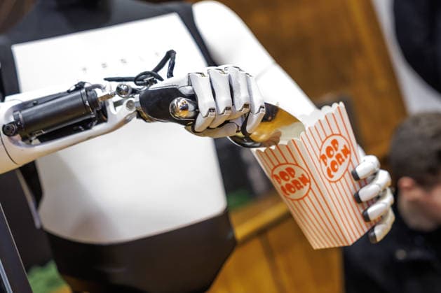 Tesla Event mit Optimus Roboter Tesla Event mit Optimus Roboter am 20.12.2025 in der Mall of Berlin. Der humanoide Roboter Optimus von Tesla verteilt an einem Weihnachtsmarktstand Popcorn. Berlin Berlin Deutschland Mall of Berlin