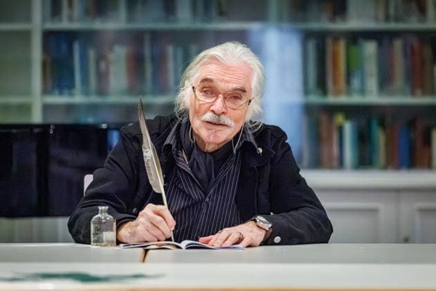 20.12.2025. Düsseldorf. Tea Time mit Leo Litz im Heinrich-Heine-Institut. Der aus Sankt Petersburg stammende Autor, Regisseur und Filmschauspieler Leo Litz liest aus seinem Buch Wie Väterchen Frost dem Osterhasen begegnete. Düsseldorf Heinrich-Heine-Institut, Nordrhein-Westfalen Deutschland
