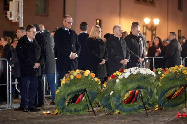 Friedrich Merz, Simone Borris und Reiner Haseloff bei einer Kranzniederlegung in Gedenken an die Opfer ein Jahr nach dem Anschlag auf den Weihnachtsmarkt vor der Johanniskirche. Magdeburg, 20.12.2025