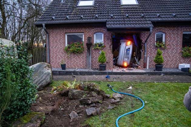 Auto kracht in Geldern in Haus ** NUR FÜR REDAKTIONELLE ZWECKE ** EDITORIAL USE ONLY **<p>Ein PKW steht am 20.12.2025 auf der Seite in einem Hausflur in Geldern. Vorher wurde ein 7 t schwerer Findling zur Seite geschoben. Foto : Arnulf Stoffel Funke Foto Services < p> Buntes Deutschland NRW Geldern Copyright: ArnulfxStoffel