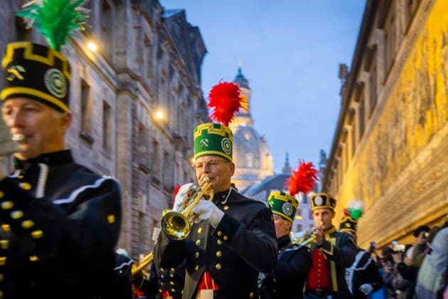 Große Bergparade in Dresden Erstmals seit 2011 zogen wieder über 500 Trachtenträger und Bergmusiker aus fast allen sächsischen Bergbaugebieten sowie aus dem tschechischen Medenec durch die Straßen der Dresdner Altstadt. Als finaler Höhepunkt des 591. Dresdner Striezelmarktes bietet die Große Bergparade imposante Aufnahmen vor weihnachtlicher Kulisse. Fürstenzug. Dresden Sachsen Deutschland