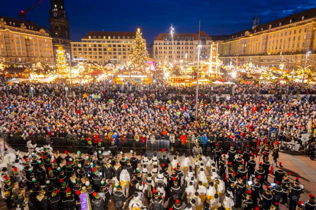 Große Bergparade in Dresden Erstmals seit 2011 zogen wieder über 500 Trachtenträger und Bergmusiker aus fast allen sächsischen Bergbaugebieten sowie aus dem tschechischen Medenec durch die Straßen der Dresdner Altstadt. Als finaler Höhepunkt des 591. Dresdner Striezelmarktes bietet die Große Bergparade imposante Aufnahmen vor weihnachtlicher Kulisse. Altmarkt Dresden Sachsen Deutschland