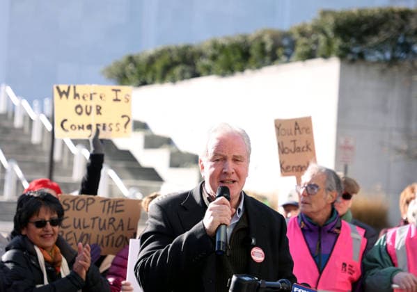 Protest against the name of Donald J. Trump to the Kennedy Center In Washington DC, USA. Sen. Chris Van Hollen D-MD speaks during a protest in front of the John F. Kennedy Memorial Center for the Performing Arts building, in Washington, D.C., USA, on December 20, 2025. Activists opposed adding the name Donald J. Trump to the Kennedy Center for the Performing Arts. Washington DC USA  Copyright: xMatrixxImagesx xGentxShkullakux