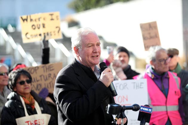 Protest against the name of Donald J. Trump to the Kennedy Center In Washington DC, USA. Sen. Chris Van Hollen D-MD speaks during a protest in front of the John F. Kennedy Memorial Center for the Performing Arts building, in Washington, D.C., USA, on December 20, 2025. Activists opposed adding the name Donald J. Trump to the Kennedy Center for the Performing Arts. Washington DC USA  Copyright: xMatrixxImagesx xGentxShkullakux