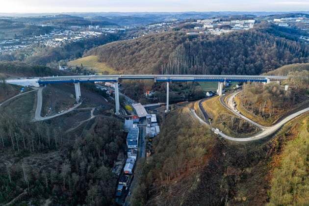 Die neue Rahmedetalbrücke der A 45 wird für den Verkehr freigegeben ** NUR FÜR REDAKTIONELLE ZWECKE ** EDITORIAL USE ONLY **<p>Luftbild der ahmedetalbrücke am 22.12.2025 in Lüdenscheid. Die Brücke wird heute für den Verkehr freigegeben. Foto : Arnulf Stoffel Funke Foto Services < p> Buntes Deutschland NRW Lüdenscheid Copyright: ArnulfxStoffel