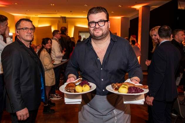 abb: Gregor Nebel als Promi Kellner beim Servieren von Teller mit Gaensekeuele Rotkohl und Kloesse bei der 31. Frank Zander Weihnachtsfeier Weihnachtsessen fuer Obdachlose und Beduerftige Menschen 2025 im Estrel Convention Center am 22.12.2025 in Berlin Berlin Deutschland