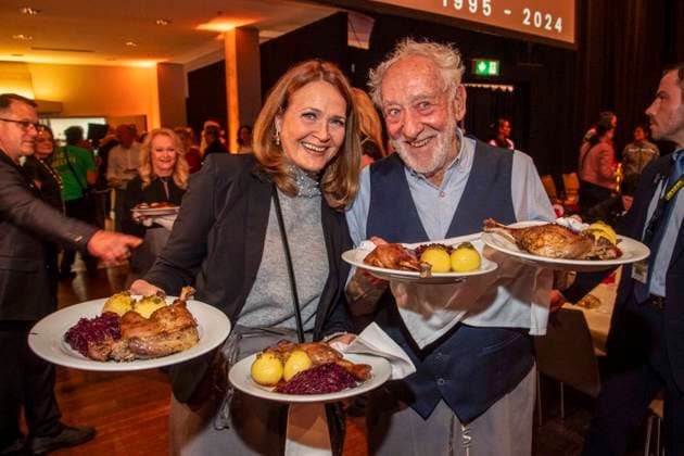 abb: Christiane Zander und Dieter Hallervorden das Ehepaar als Promi Kellner beim Servieren von Teller mit Gaensekeuele Rotkohl und Kloesse bei der 31. Frank Zander Weihnachtsfeier Weihnachtsessen fuer Obdachlose und Beduerftige Menschen 2025 im Estrel Convention Center am 22.12.2025 in Berlin Berlin Deutschland
