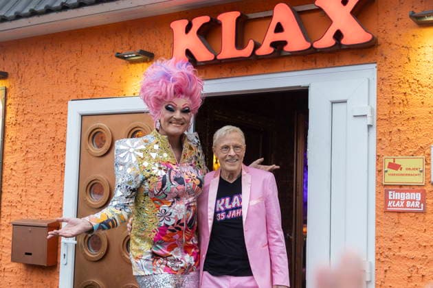 Der Dresdner Multiunternehmer Wolfgang Wolle Förster (re.) begrüßt Dragqueen Olivia Jones (li., Travestie-Kunstfigur von Oliver Knöbel, geb. 21. November 1969) vor der Nachtbar Klax in Dresden. Olivia Jones ist Stargast der Feier anläßlich des 35-jährigen Jubiläums der Nachtbar Klax in Dresden.