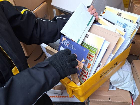 Winden Themenbild - Deutsche Post, DHL, Brieftraeger, Postbote, Briefe und Pakete zustellen Themenbild - Deutsche Post, DHL, Brieftraeger, Postbote, Briefe und Pakete zustellen Brieftraeger, Postler, Paketbote, Briefzusteller mit seinem Postauto, Postfahrzeug beim Post austragen und Paket, Päckchen scannen, Paket und Brief zustellen, Symbolbild, Themenbild, Featurebild Copyright: xFleigx xEibner-Pressefotox EP_dfg
