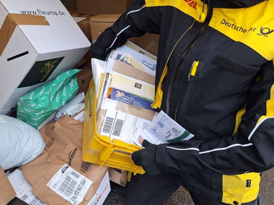 Winden Themenbild - Deutsche Post, DHL, Brieftraeger, Postbote, Briefe und Pakete zustellen Themenbild - Deutsche Post, DHL, Brieftraeger, Postbote, Briefe und Pakete zustellen Brieftraeger, Postler, Paketbote, Briefzusteller mit seinem Postauto, Postfahrzeug beim Post austragen und Paket, Päckchen scannen, Paket und Brief zustellen, Symbolbild, Themenbild, Featurebild Copyright: xFleigx xEibner-Pressefotox EP_dfg