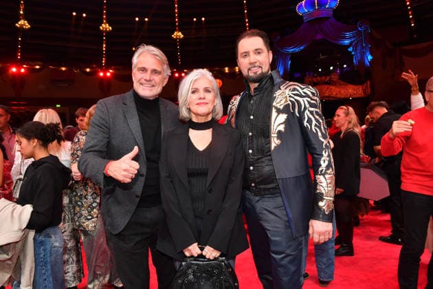 Birgit Schrowange mit Ehemann Frank Sporthelfer und Martin Lacey jr. Premiere Winterspielzeit 2025 Circus Krone Ich. Du, Wir. Krone Manege Kronebau München 25. Dezember 2025
