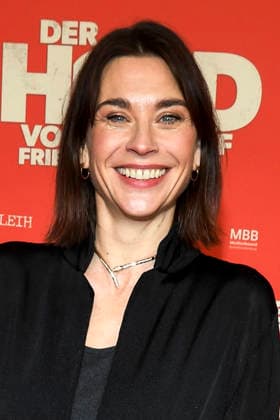 ABBberlin: Christiane Paul Schauspielerin zu Gast auf dem roten Teppich bei der Kino Weltpremiere des Films DER HELD VOM BAHNHOF FRIEDRICHSTRASSE im Delphi Filmpalast Berlin am 02.12.2025 Berlin Deutschland