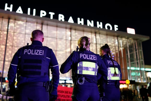 Polizisten vor der Kölner Domtreppe. Die Vorbereitungen für Silvester rund um den Kölner Dom laufen: In NRW werden 7.600 Polizisten mehr im Einsatz sein als im Vorjahr. Brisant ist, dass sich die sexuellen Übergriffe der Kölner Silvesternacht 2015, die als Wendepunkt der Flüchtlingsdebatte gilt, zum 10. Mal jähren. Köln, 20.12.2025 NRW Deutschland Copyright: xChristophxHardtx