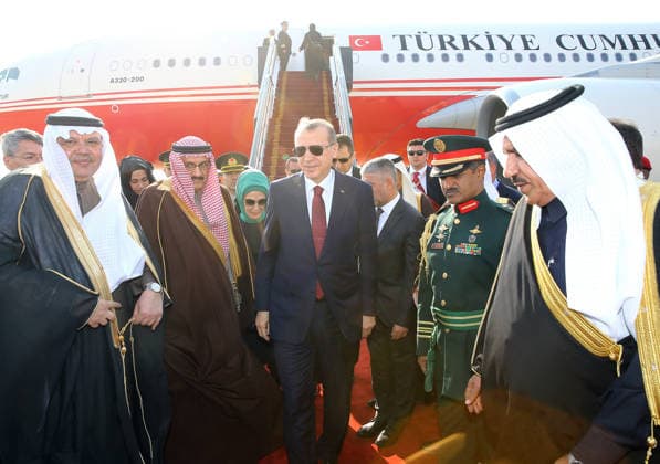 Turkish President Erdogan arrives in Saudi Arabia RIYADH, SAUDI ARABIA - DECEMBER 29: Turkish President Recep Tayyip Erdogan (C), is welcomed by the officials during his arrival at Riyadh King Khalid International Airport for two-day visit to Saudi Arabia, on December 29, 2015. Riyad Suudi Arabistan. Editorial use only. Please get in touch for any other usage.  Copyright: x2025xAnadoluxKayhanxÖzerx