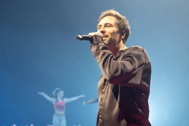 Max Giesinger (Max Giesinger, deutscher Sänger, Songwriter und Musikproduzent), Holiday on Ice CINEMA OF DREAMS, Premiere in Muenchen mit Gaststar Max Giesinger, 02.01.2026 Muenchen Bayern Deutschland