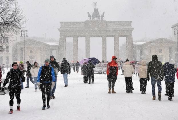03.01.2026, Berlin - Deutschland. Schneetreiben rund um das Brandenburger Tor.