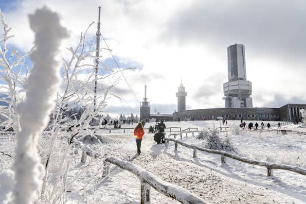 Winter im Taunus Tief winterlich zeigt sich die Landschaft im Hochtaunus, zahlreiche Besucher waren auf den Großen Feldberg im Taunus gekommen, alle Parkplätze waren belegt., Schmitten Hessen Deutschland