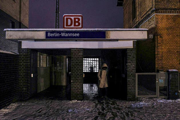 Stromausfall Bahnhof Wannsee, Berlin Zehlendorf. Zehntausende Haushalte sind seit Samstagmorgen im Berliner Südwesten ohne Strom, bei Minusgraden und Schneefall. Grund dafür ist ein Anschlag von Linksextremisten, Vulkangruppe. Berlin 04.01.2026 Stromausfall nach Anschlag im Südwesten von Berlin