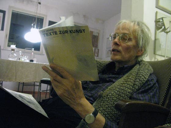 RECORD DATE NOT STATED Timm Ulrichs bei der Lektüre von Texte zur Kunst im Haus von Pino Poggi, Agrigent, Sizilien, Dezember 2010