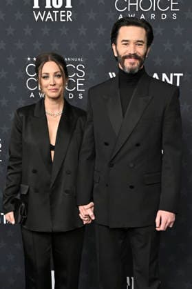 Kaley Cuoco und Tom Pelphrey bei der Verleihung der 31. Critics Choice Awards 2026 im Barker Hangar. Santa Monica, 04.01.2026