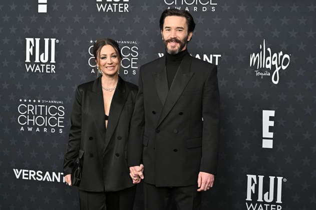 Kaley Cuoco und Tom Pelphrey bei der Verleihung der 31. Critics Choice Awards 2026 im Barker Hangar. Santa Monica, 04.01.2026