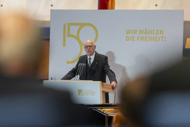 Jahresauftakt zu Konrad Adenauers 150. Geburtstag in Bonn 05.01.26 Rede von Prof. Dr. Norbert Lammert - Festveranstaltung zum 150. Geburtstag von Konrad Adenauer im Plenarsaal des ehemaligen Deutschen Bundestages in Bonn, heute Teil des World Conference Center Bonn (WCCB). Die Veranstaltung erinnerte an Leben, politisches Wirken und die historische Bedeutung des ersten Bundeskanzlers der Bundesrepublik Deutschland, ausgerichtet von der Konrad-Adenauer-Stiftung. Bonn Gronau Nordrhein-Westfalen Deutschland Copyright: xBonn.digitalx xMarcxJohnx