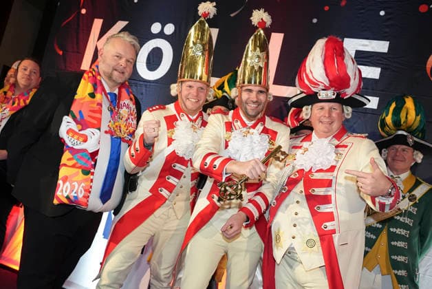Koelner Karneval, Einzug des Dreigestirn in die Hofburg Das Koelner Dreigestirn um Prinz Niklas I. (Niklas Juengling) gemeinsam mit Jungfrau Aenne (Stefan Blatt) und Bauer Clemens (Clemens von Blanckart) bekommt von Hoteldirektor Holger Hess offiziellen Eden Schluessel beim Einzug in die Hofburg im Dorint Hotel Koeln, Koeln, 06.01.2026 Koeln NRW Deutschland