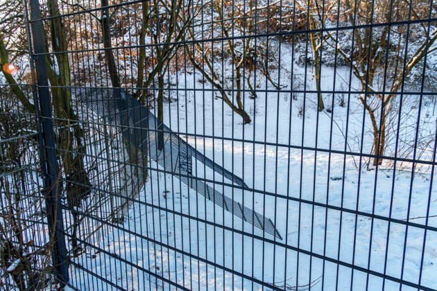 Loc h im neuen Metallzaun am Görlitzer Park, Wienerstrasse, Görli, Drogen, Gewalttaten, Razzien, Kriminalität, Sexualstrafdelikte, Raub, Friedrichshain- Kreuzberg, Berlin Sabotage am neuen Metallzaun Görlitzer Park, Görli, Zaun, Drogen, Gewalttaten, Razzien, Kriminalität, Sexualstrafdelikte, Raub, Friedrichshain- Kreuzberg, Berlin