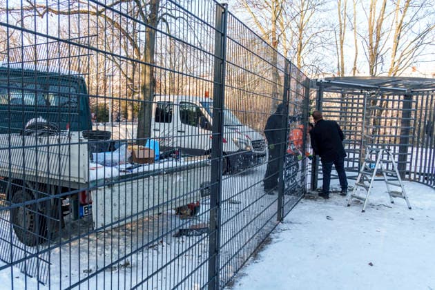 Loc h im neuen Metallzaun am Görlitzer Park, Wienerstrasse, Görli, Drogen, Gewalttaten, Razzien, Kriminalität, Sexualstrafdelikte, Raub, Friedrichshain- Kreuzberg, Berlin Sabotage am neuen Metallzaun Görlitzer Park, Loch im Zaun wurde repariert. Görli, Zaun, Drogen, Gewalttaten, Razzien, Kriminalität, Sexualstrafdelikte, Raub, Friedrichshain- Kreuzberg, Berlin