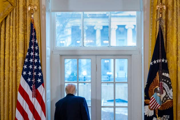 January 9, 2026, Washington, District Of Columbia, USA: United States President Donald J Trump looks at the White House Ballroom construction during a meeting with oil and gas executives in the East Room of the White House in Washington, DC, USA, on Friday, January 9, 2026 Washington USA - ZUMAs152 20260109_faa_s152_080 Copyright: xBonniexCashx-xPoolxviaxCNPx