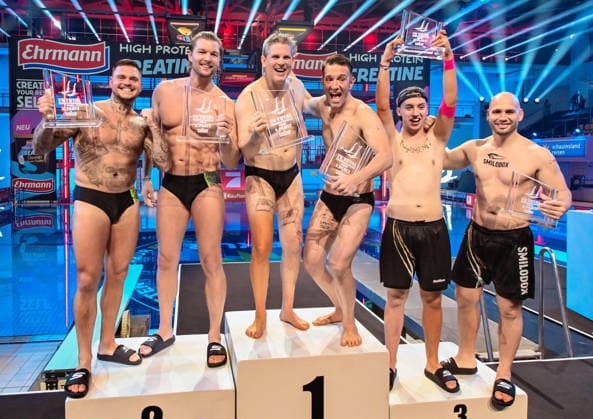 10.01.2026, xlakx, Entertainment, TV Total Turmspringen v.l. Nico Legat und Kim Tränka Platz 2, Steffen Groth Schauspieler, Peter Imhof Moderator Platz 1,Let™s Hugo Streamer und Flying Uwe Streamer Platz 3 im Synchronspringen mit dem Pokal in der Hand bei der 15. Ausgabe des TV Total Turmspringen in Berlin von den Sprungbrettern der Schwimm- und Sprunghalle im Europasportpark (SSE) ein spektakulaeres Highlight der Show auf ProSieben. Berlin