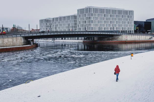 Ein Person spaziert am Ufer der gefrorenen Spree im Regierungsviertel in Berlin, 12.01.2026. Berlin Deutschland Copyright: xFlorianxGaertnerx