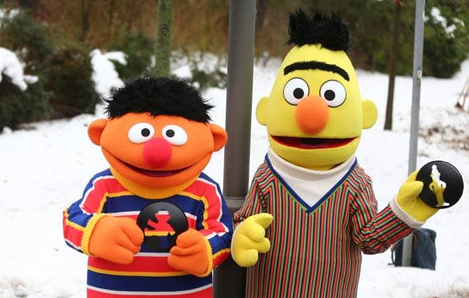 13.01.2026, xcex, GER, Hamburg, NDR, Sesamstrasse, TV, Fernsehen, Kinderserie, Ernie und Bert aus der Sesamstrasse bekommen ihre Ampelmaennchen, NDR Intendant Hendrik Lueneborg und Managing Director Sesame Workshop Europe Bernhard Gloeggler weihen die neuen Ampellichter mit den Figuren aus der Sesamstrasse ein