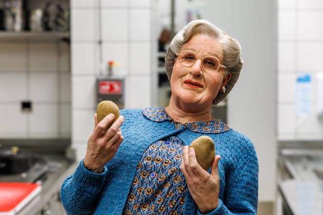 15.01.2026. Düsseldorf. An die Pfannen: Kochnachhilfe für Mrs. Doubtfire von Fernsehkoch Sebastian Lege. Fernsehkoch Sebastian Lege hat bei der Musical-Premiere schon erlebt, wie schwer sich Mrs. Doubtfire (Darsteller Dustin Smailes) mit Pfannen und Töpfen tut und schreitet nun höchstpersönlich ein! Im 25hours Hotel kocht der Besseresser gemeinsam mit dem stacheligen Kindermädchen ein cremiges One-Pan-Chicken. Düsseldorf 25hours Hotel Das Tour, Louis-Pasteur-Platz 1 Nordrhein-Westfalen Deutschland
