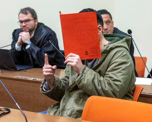 News Bilder des Tages Prozessauftakt gegen den Amokfahrer von München dem Angeklagten Noori Farhad Anklage wegen des Verdachts des Mordes im Gericht in München mit seinen Verteidigern die Anwälte Johann Bund (li.) und Ömer Sahinci Datum: 16.01.2026
