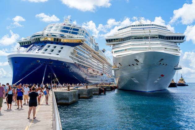 Die Kreuzfahrtschiffe Costa Pacifica der Reederei Costa und Celebrity Ascent der Reederei Celebrity Cruises liegen im Hafen von Basseterre auf St. Kitts und Nevis. Der Hafen dient als wichtiger Kreuzfahrtstandort in der Karibik