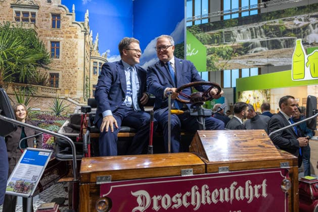 News Bilder des Tages Thüringer Ministerpräsident mit dem Umwelt Bundesminister besuchen Thüringer Stand auf der Internationalen Grünen Woche. Deutschland, Berlin am 16.01.2026: Umweltminister Carsten Schneider (SPD) und der thüringische Ministerpräsident Prof. Dr. Mario Voigt (CDU) sitzen auf dem Kutschbock einer historischen Droschke am Thüringen-Stand in Halle 20.