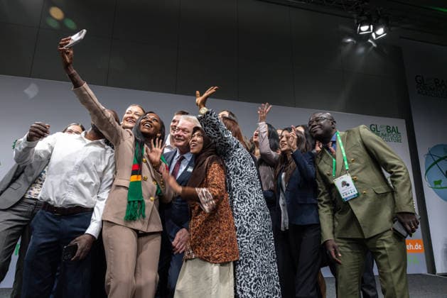 Bundesminister Rainer lädt ein zur Berliner Agrarministerkonferenz im Rahmen des GFFA Deutschland, Berlin am 17.01.2026: Ein Selfie der Gruppe Young Farmers mit dem Bundesminister für Landwirtschaft, Ernährung und Heimat, Alois Rainer (CDU CSU). Der Bundesminister empfängt mehr als 60 Agrarministerinnen und Agrarminister aus aller Welt sowie zahlreiche internationale Organisationen zur 18. Berliner Agrarministerkonferenz.