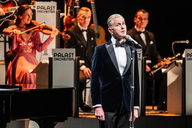 Max Raabe und das Palast Orchester in Duisburg ** NUR FÜR REDAKTIONELLE ZWECKE ** EDITORIAL USE ONLY **<p>Der Sänger Max Raabe tritt am Samstagabend, 17.01.2026, mit seinem Palast Orchester im Theater am Marientor in Duisburg auf. Deutschland NRW Duisburg Copyright: MartinxMöller