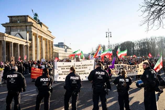 Solidaritätsdemonstration für die protestierenden Menschen im Iran in Berlin Am 18.01.2026 zogen mehrere hundert Menschen demonstriertend vom Brandenburger Tor zum Roten Rathaus in Berlin. Lautstark wurde die Internetabschaltung und die Tötung von Demonstrierenden durch die Islamische Republik Iran verurteilt und ein Ende des diktatorischen Mullah-Regimes gefordert. Neben anderen hatte Amnesty International und der Berline-Sohn Reza Pahlave ausgesprochen, sowie eine Intervention von den USA und Israel abgelehnt., Berlin Berlin Deutschland Mitte