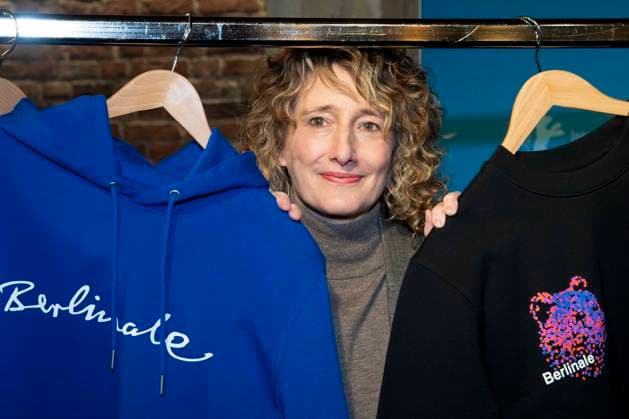 abb: Tricia Tuttle mit neuen Berlinale Merchandising , die Leiterin der Internationalen Filmfestspiele Berlin, bei der Berlinale 2026 Programm Pressekonferenz am 20.01.2026 in der Akademi der Künste Berlin - Die 76. Internationalen Filmfestspiele Berlin vom 12. bis 22. Februar 2026 Berlin Deutschland