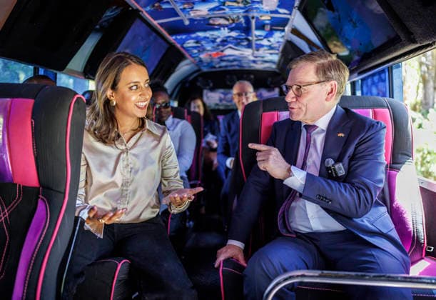 Johann Wadephul (CDU), Bundesaussenminister, aufgenommen am Rande seiner Reise nach Kenia. Hier bei der Fahrt mit einem Matatu Bus mit der Influcerin Shiksha Arora. Dies sind meist bunt gestaltete, privat betriebene Sammeltaxis oder Minibus und in Kenia sehr verbreitet. Fotografiert im Auftrag des Auswaertigen Amtes Nairobi Kenia Copyright: xThomasxKoehler AAx