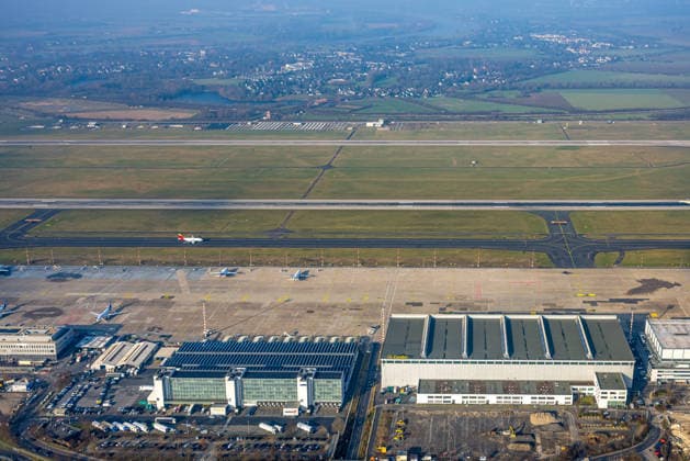Luftbild, DUS Airport, Flughafen Düsseldorf Startbahn und Landebahn, Empfangsgebäude und Abfertigungsgebäude, Blick nach Kaiserswerth, Lohausen, Düsseldorf, Ruhrgebiet, Nordrhein-Westfalen, Deutschland !ACHTUNGxMINDESTHONORARx60xEURO!