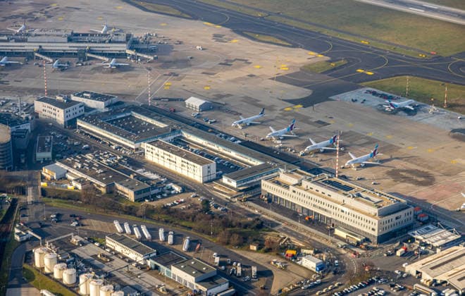 Luftbild, DUS Airport, Flughafen Düsseldorf, Flugzeuge mit Startbahn und Landebahn, Empfangsgebäude und Abfertigungsgebäude, Lohausen, Düsseldorf, Ruhrgebiet, Nordrhein-Westfalen, Deutschland !ACHTUNGxMINDESTHONORARx60xEURO!