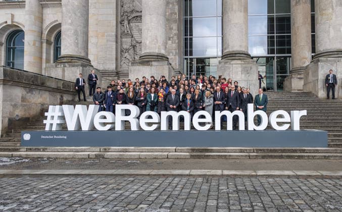 Sonderveranstaltung anlässlich des Tages des Gedenkens an die Opfer des Nationalsozialismus Sonderveranstaltung anlässlich des Tages des Gedenkens an die Opfer des Nationalsozialismus statt im Deutschen Bundestag am 28.01.26 in Berlin. Frank-Walter Steinmeier Bundespräsident der Bundesrepublik Deutschland, Bundestagspräsidentin Julia Klöckner, Tora Friedmann und Bundeskanzler Friedrich Merz (CDU) bei einem Gruppenbild im Bundestag. Berlin Berlin Deutschland Bundestag