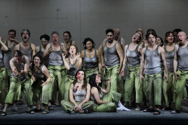 Ambur Braid (als Katerina Lwowna Ismailowa) und Susan Zarrabi (als Sonjetka), v.l., sowie Ensemble während der Fotoprobe für Lady Macbeth von Mzensk in der Komischen Oper im Schillertheater in Berlin, 28. Januar 2026. Oper in vier Akten von Dmitri Schostakowitsch. Musikalische Leitung James Gaffigan. Inszenierung Barrie Kosky. Bühne Rufus Didwiszus. Kostüme Victoria Behr. Premiere ist am 31. Januar 2026. Komische Oper Berlin Lady Macbeth von Mzensk