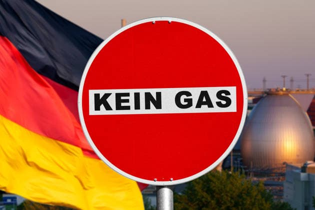FOTOMONTAGE, Warnschild vor Gasspeicher mit Deutschland Flagge mit der Aufschrift: KEIN GAS. Symbolbild niedrige Füllstände, Gasmangel und die angespannte Energieversorgung in Deutschland während der Gaskrise