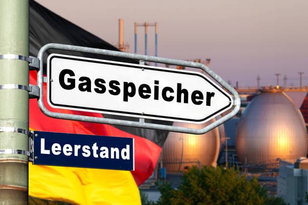 FOTOMONTAGE, Wegweiser Schild mit Deutschland Flagge vor Gasspeicher mit der Aufschrift: Gasspeicher und Leerstand. Symbolbild niedrige Füllstände, Gasmangel und die angespannte Energieversorgung in Deutschland während der Gaskrise