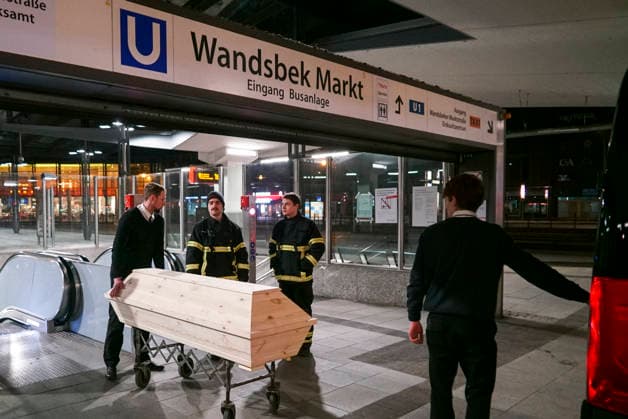 Polizei und Feuerwehr im Einsatz.Zwei Personen von der Hamburger U-Bahn in der Nacht ueberollt und getoetet, am Freitag morgen wurden die beiden beim Zugunfall verstorbenen Personen von einem Bestatter am Bahnhof Wandsbek Markt abgeholt und in die Rechtsmedizin gebracht,Hamburg 30.01.2026 Hamburg Deutschland
