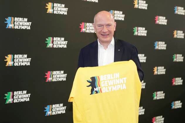 30.01.2026, Stadt Berlin startet Bewerbung um die Olympischen Spiele 2026 2040 beim DOSB, Pressekonferenz im Velodrom in Berlin mit Kai Wegner, Regierender Buergermeister, mit T-Shirt, Slogan Berlin gewinnt mit Olympia, Berlin Deutschland, Germany